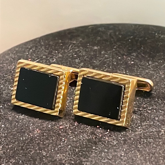 Vintage-1950s--rectangular gold tone black onyx single bar toggle cuff links - Picture 5 of 15